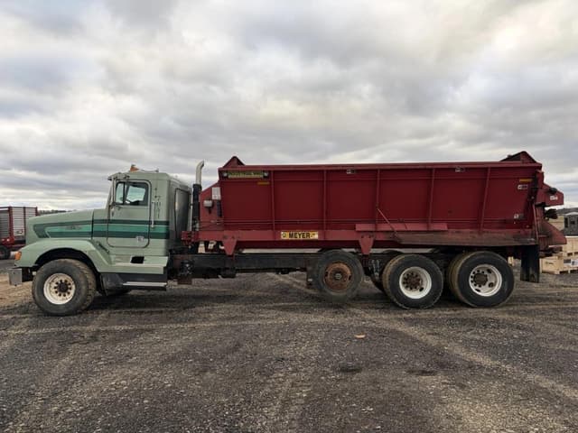 Image of Freightliner FLD-120 equipment image 1