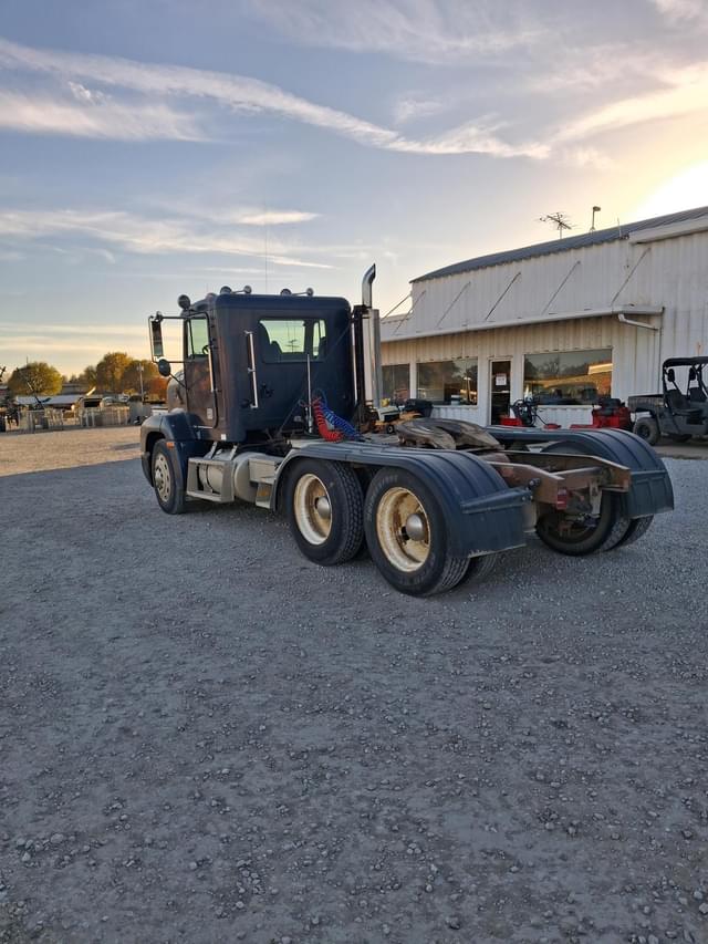 Image of Freightliner FLD112 equipment image 3
