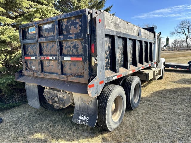 Image of Freightliner FLD120 equipment image 3