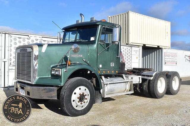 Image of Freightliner FLD120 equipment image 3