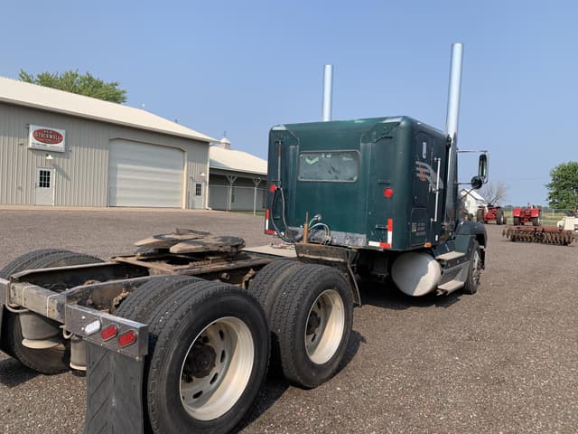Image of Freightliner FLD120 equipment image 4