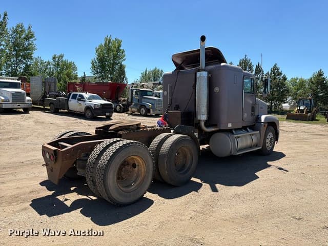 Image of Freightliner FLD120 equipment image 4