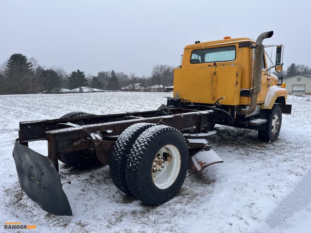 Image of International 2674 equipment image 4