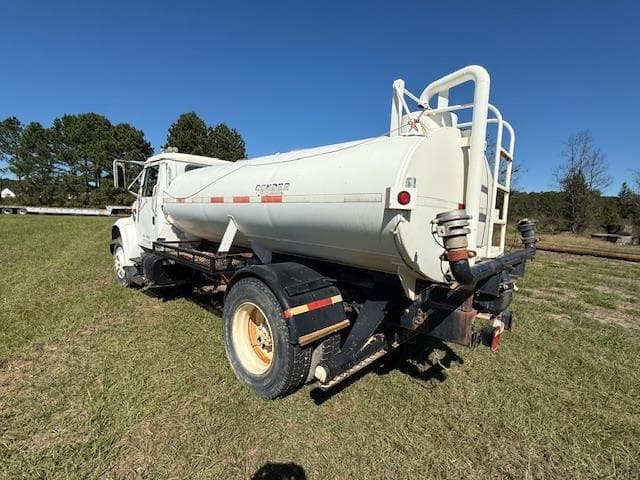 Image of International 4900 equipment image 4