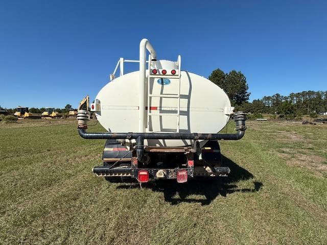 Image of International 4900 equipment image 3