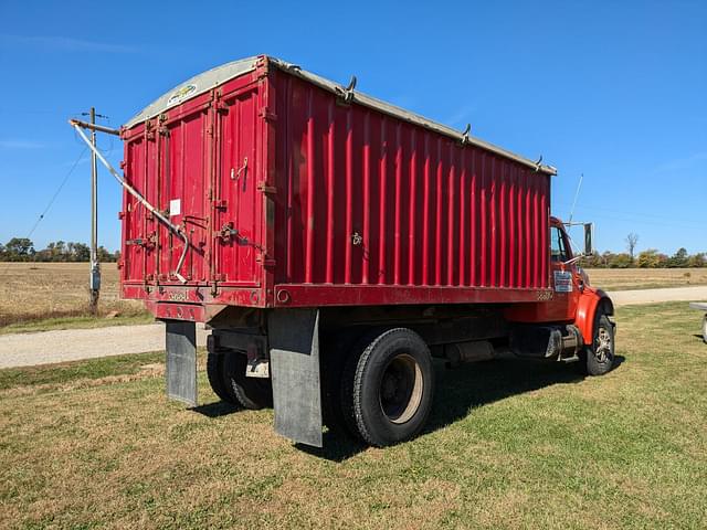 Image of International 4900 equipment image 4