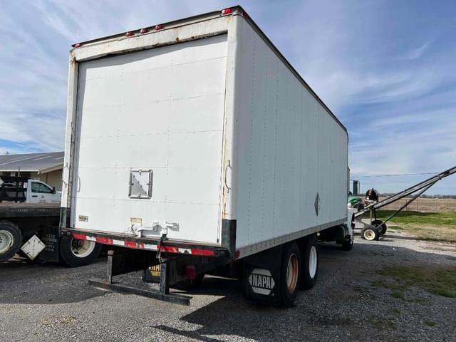 Image of International 4900 equipment image 4