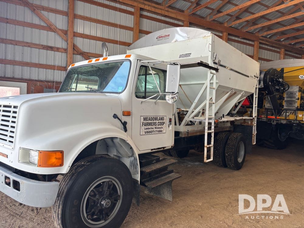 1991 International 4900 Equipment Image0