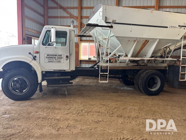 Image of International 4900 equipment image 2