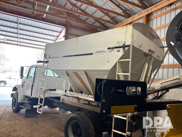 Image of International 4900 equipment image 4