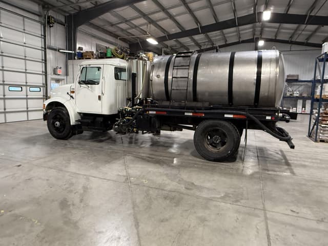 Image of International 4900 equipment image 3