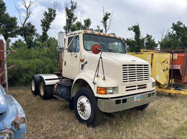 Image of International 8100 equipment image 3