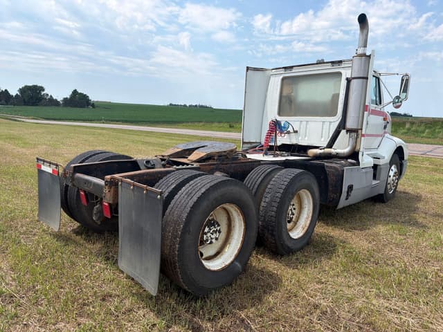Image of International 8300 equipment image 3