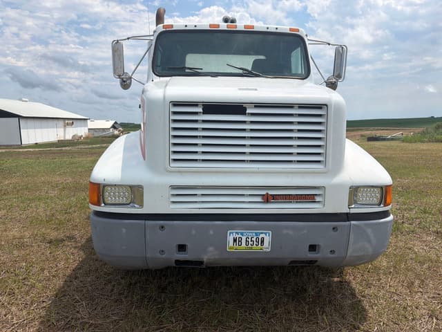 Image of International 8300 equipment image 1