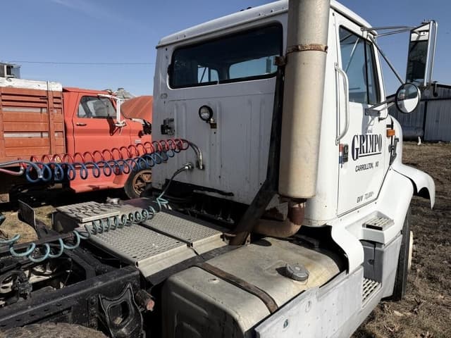 Image of International 8300 equipment image 3