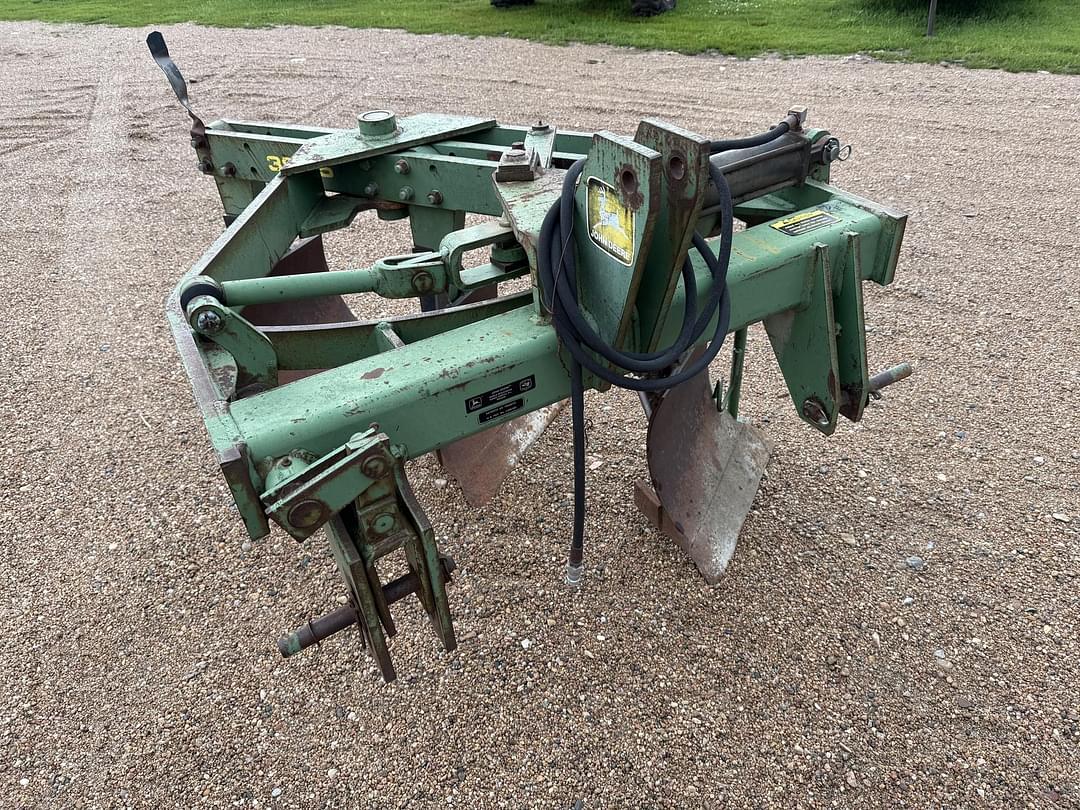 Image of John Deere 3835 Primary image