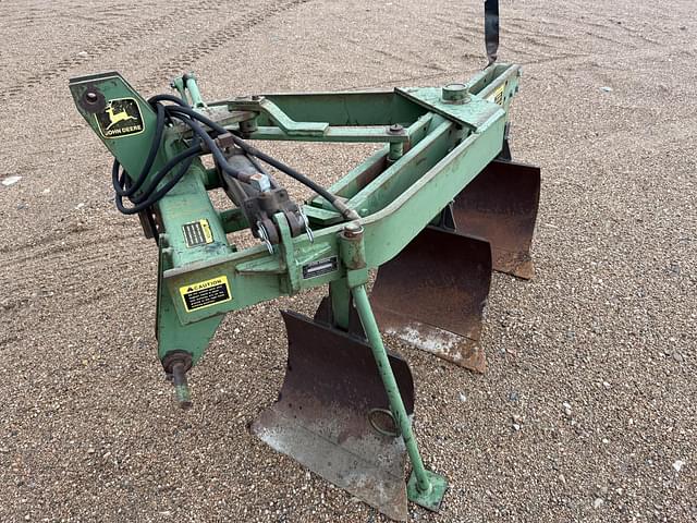 Image of John Deere 3835 equipment image 3