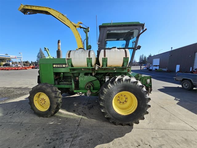 Image of John Deere 5830 equipment image 4