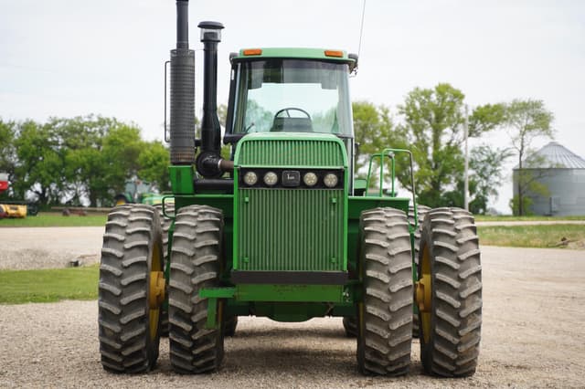 Image of John Deere 8560 equipment image 1