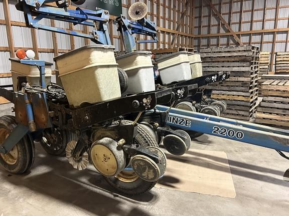 Image of Kinze 2200 equipment image 3