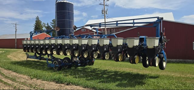 Image of Kinze 2300 equipment image 2