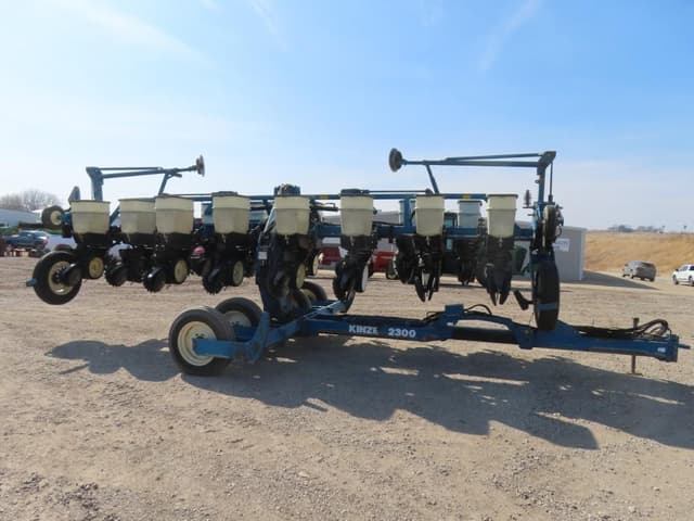 Image of Kinze 2300 equipment image 4