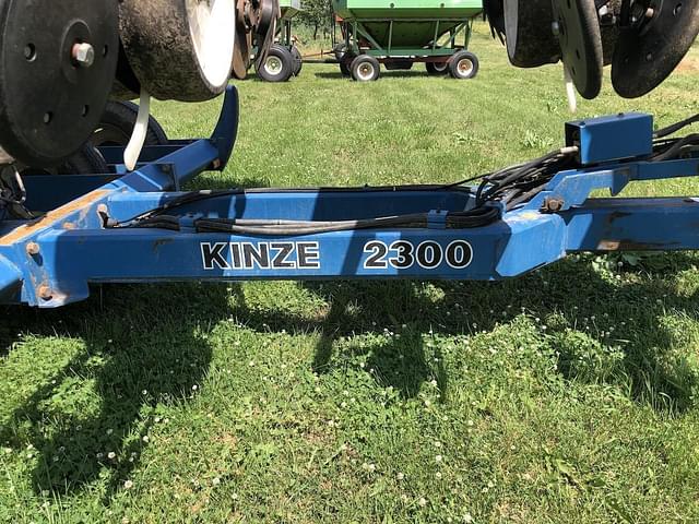 Image of Kinze 2300 equipment image 2
