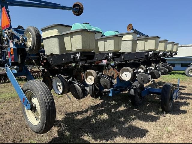 Image of Kinze 2300 equipment image 3