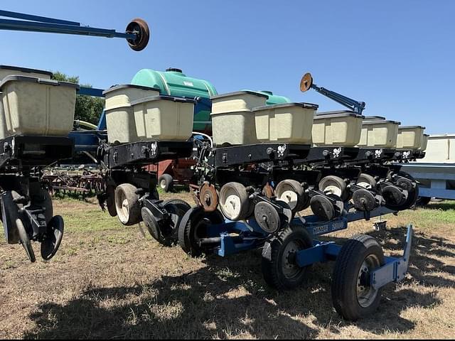 Image of Kinze 2300 equipment image 4