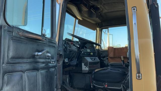 Image of Mack DM690S equipment image 2