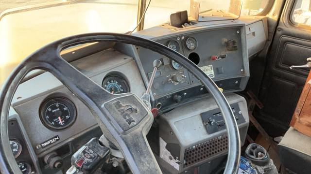 Image of Mack DM690S equipment image 3