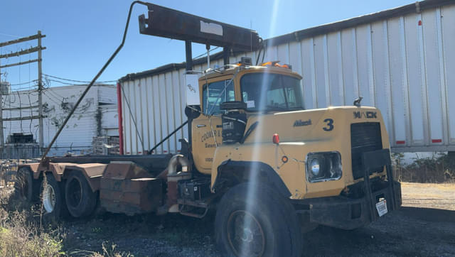 Image of Mack DM690S equipment image 1