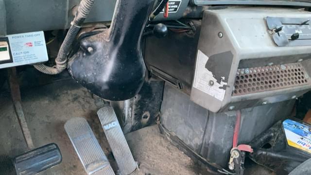 Image of Mack DM690S equipment image 4