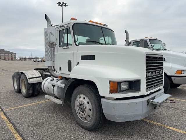 Image of Mack CH613 equipment image 4