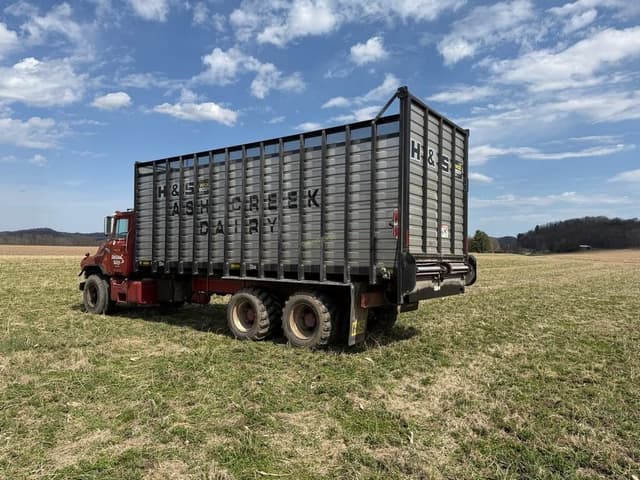 Image of Mack DM690S equipment image 3