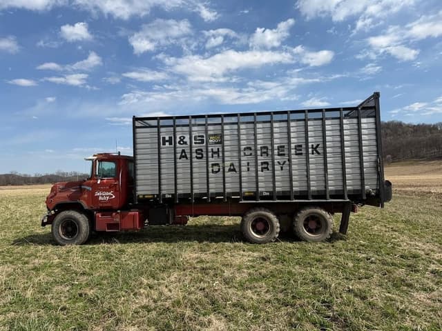 Image of Mack DM690S equipment image 2