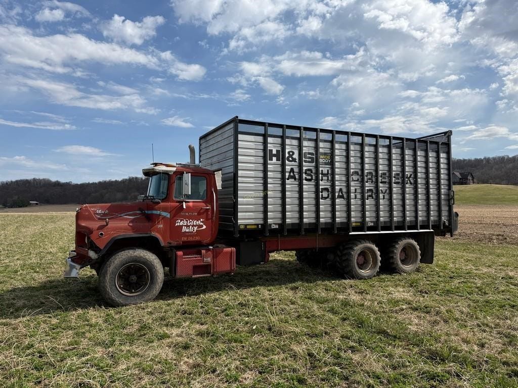 2022 Mack DM690S Equipment Image0