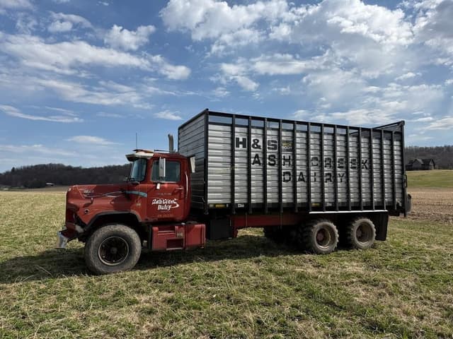 Image of Mack DM690S equipment image 1