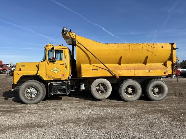 Image of Mack DM690S equipment image 1