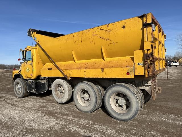 Image of Mack DM690S equipment image 2