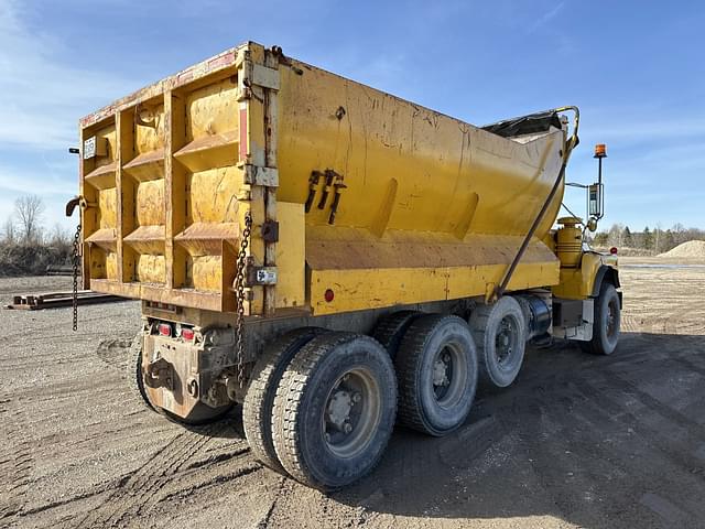 Image of Mack DM690S equipment image 4