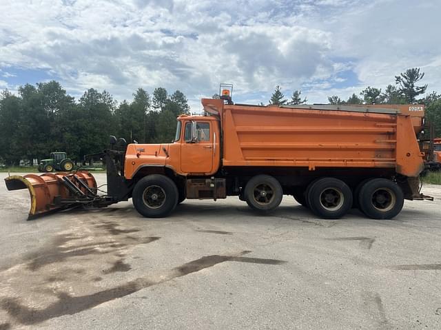Image of Mack DM690S equipment image 1