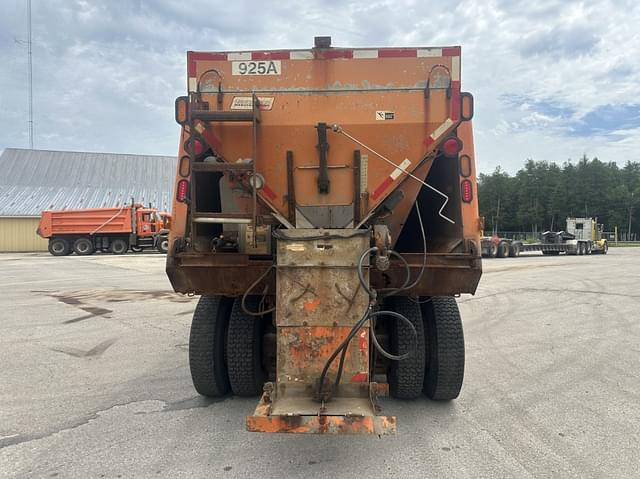 Image of Mack DM690S equipment image 3