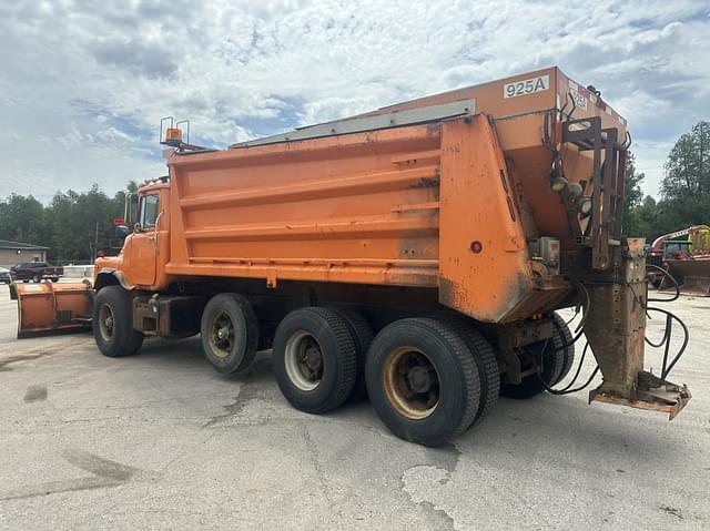 Image of Mack DM690S equipment image 2