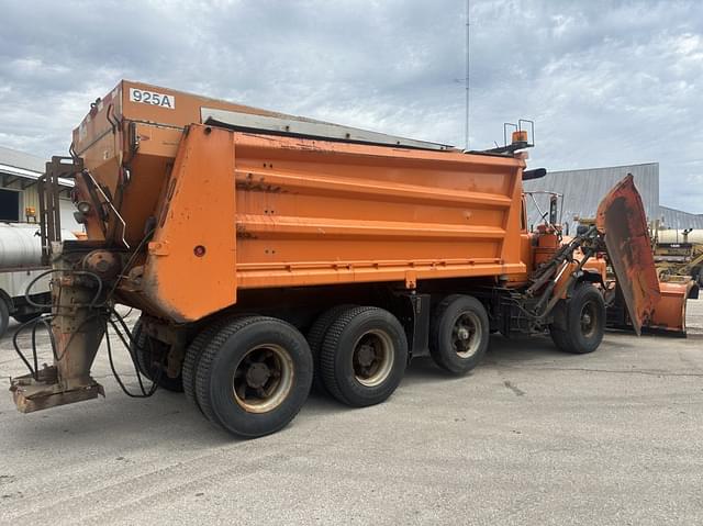 Image of Mack DM690S equipment image 4