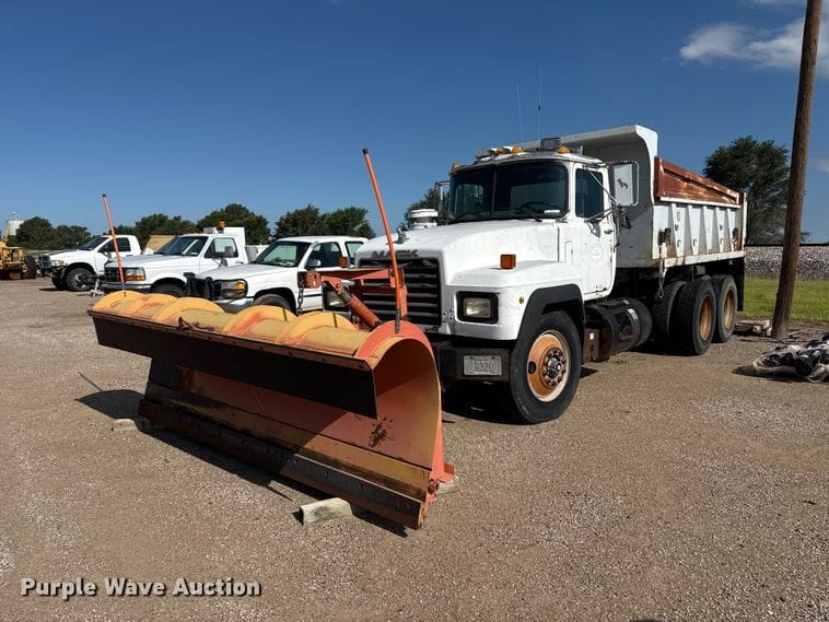 1991 Mack RD690S Equipment Image0