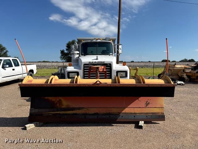 Image of Mack RD690S equipment image 1