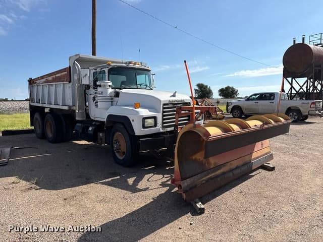 Image of Mack RD690S equipment image 2