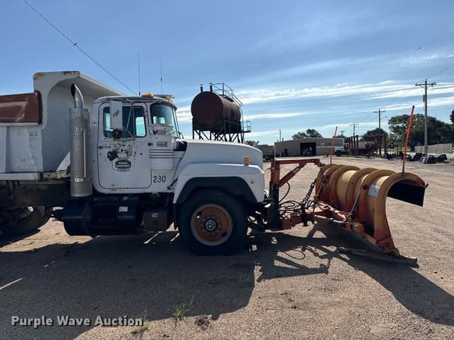Image of Mack RD690S equipment image 3