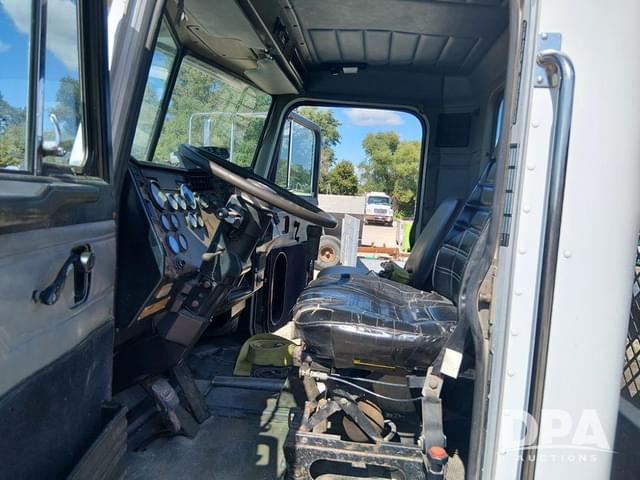 Image of Peterbilt 357 equipment image 3